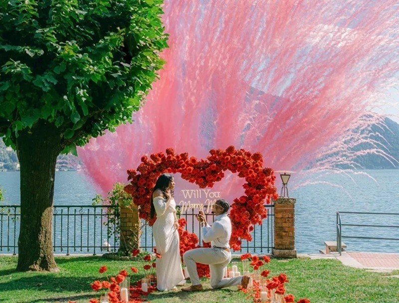 Proposta di matrimonio sul lago di Como con cuore di rose rosse e fumogeni colorati